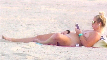 MILF Tarada Devorando a Buceta Ensopada no Meio da Multidão Barulhenta na Praia - Câmera Escondida