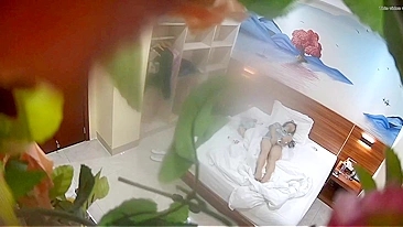 Minha Mãe de 42 Anos Fica Pelada, Dedando Buceta Molhada e Vibrando Até Gozar Explosivo