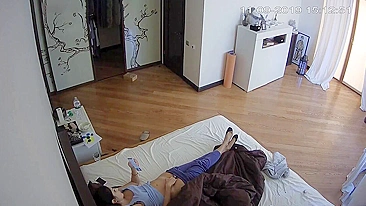 Vídeo de Furo na Parede: Vizinha Rabuda Esfrega o Grelo, Geme como Puta e Goza pra Caralho