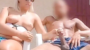 Mamãe de Férias Dá Punheta pro Papai na Varanda do Hotel ao Ar Livre