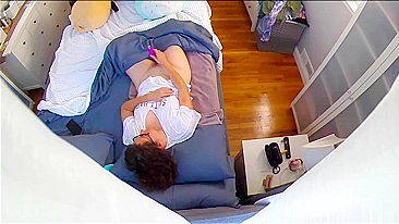 Câmera IP Flagra Minha Mãe Tarada se Masturbando Loucamente na Cama em Vez de Limpar a Casa