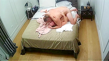 Câmera Escondida do Filho Pega Pai Metendo Forte na Buceta Molhada da Mãe em Casa