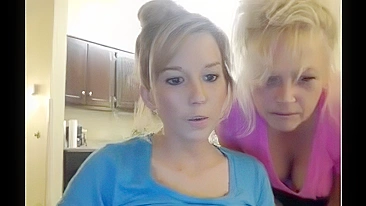 Mãe Tarada Entra com Filha, Mostrando Peitos Grandes Nus na Webcam em Show de Incesto por Grana
