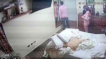 Mãe pervertida anda pelada na frente do filho na cam IP