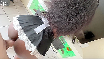 Empregada Rabuda Morena Implora por Anal Selvagem e Engole Porra