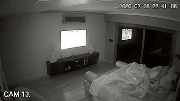 Moleque Espião Filma Mamãe Gostosa Vendo Pornô e Cavalgando Vibrador com Fantasias de Suruba