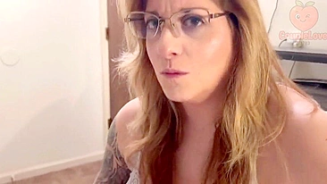 Mãe Tentada Divide Cama com Filho, Mama Ele e Leva Fundo no Cu