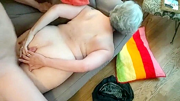 Mãe Tesuda de 65 Anos Mama Meu Pau até Secar Enquanto Pai Tá Fora, Depois Eu Soco Forte na Buceta Apertada Dela