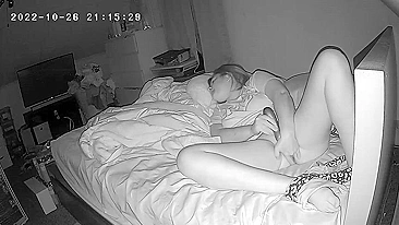 Flagrada Madrasta se Masturbando na Buceta Suculenta Vendo TV Até Gozar Jorrando