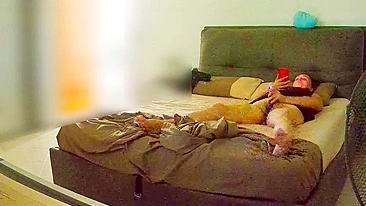 Tempo Safado da MILF Sozinha em Casa, Ela Fode a Buceta com Vibrador Durante Conversa Suja no Telefone