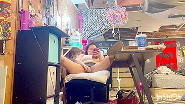 Marido Voyeur Vê Ela se Masturbar e Gozar, Ela Quer Buceta e Boca Cheias de Porra