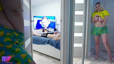 Meia-filha safada espia sessão de punheta no pauzão do padrasto