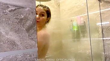 Milf madrasta safada lubrifica buceta careca, meu pau pulsa vendo suas curvas