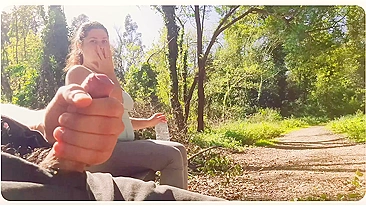 Exibicionista tarado tira pauzão pra fora, pega corredora gordinha pra espanhola matadora