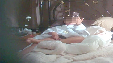 MILF Safada Pega Massageador e Aponta pra Buceta pra Orgasmos Épicos, Quadris Rebolando